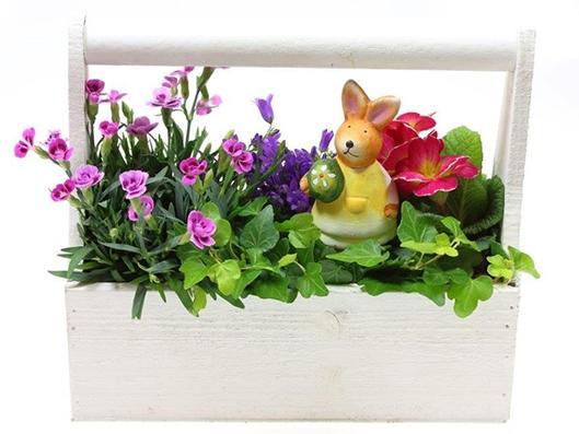 Osterdekorationen mit Blumen
